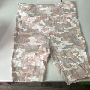 Women’s High Rise Bike Shorts - Wild Fable - Beidge White Gray Camo Print - L